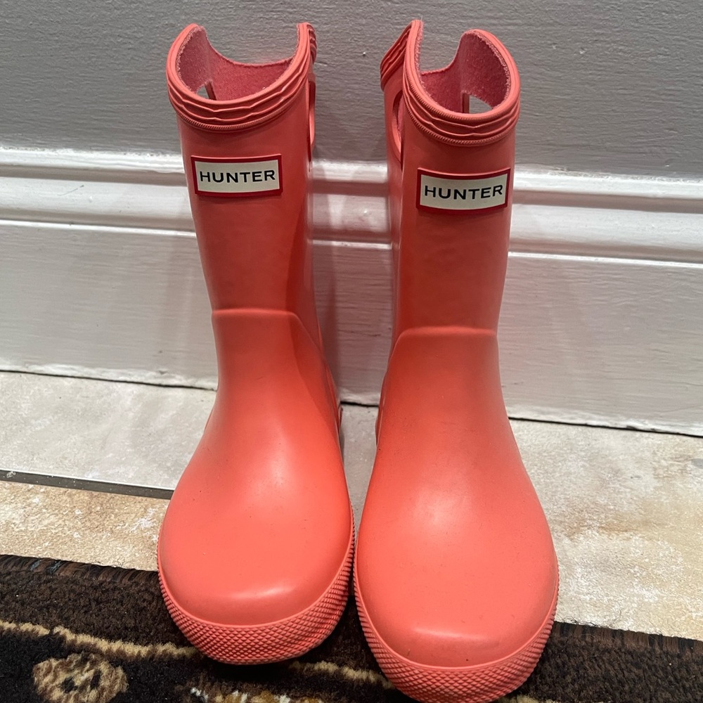 Hunter girls boots size 11. Like new. Rubber boots. Coral. Easy pull on.